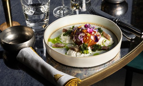 Burrata con yema y flores