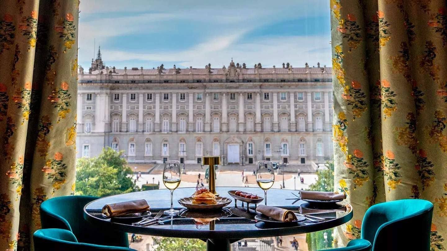 Vista al Palacio Real y la Plaza de Oriente desde una mesa junto al ventanal de Papagena, en la sexta planta del Teatro Real de Madrid