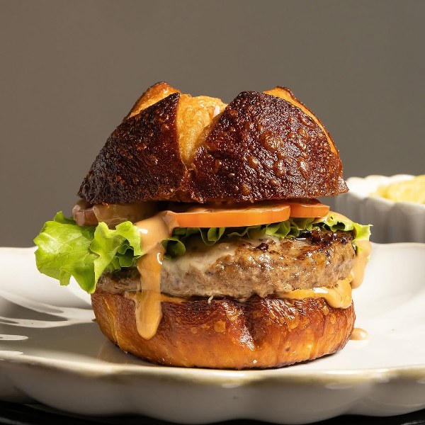 Hamburguesa con bun pretzel