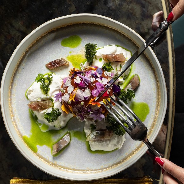 Tartar con flores y kale
