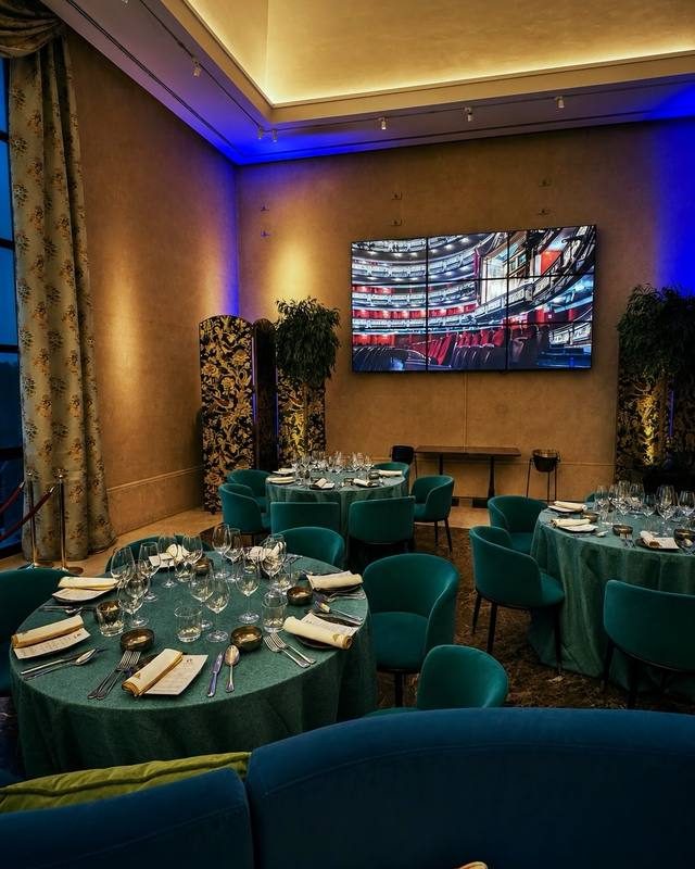 Round banquet table facing the Teatro Real screen