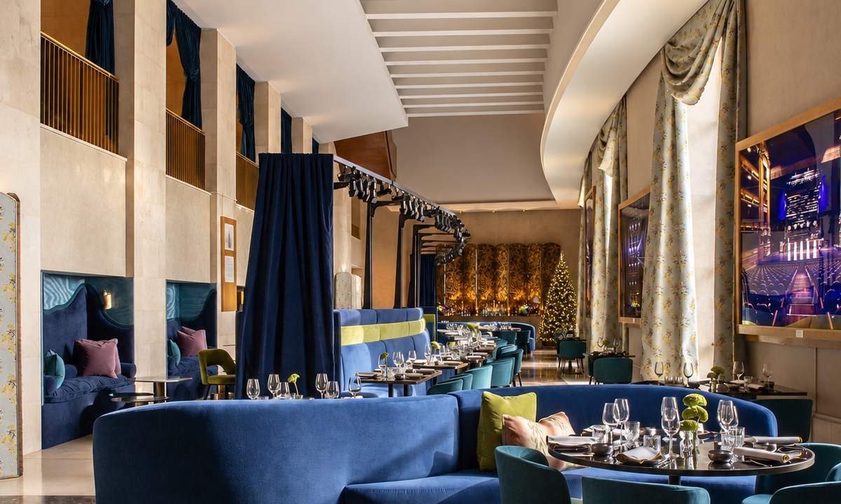 Papagena dining room with its Christmas decoration